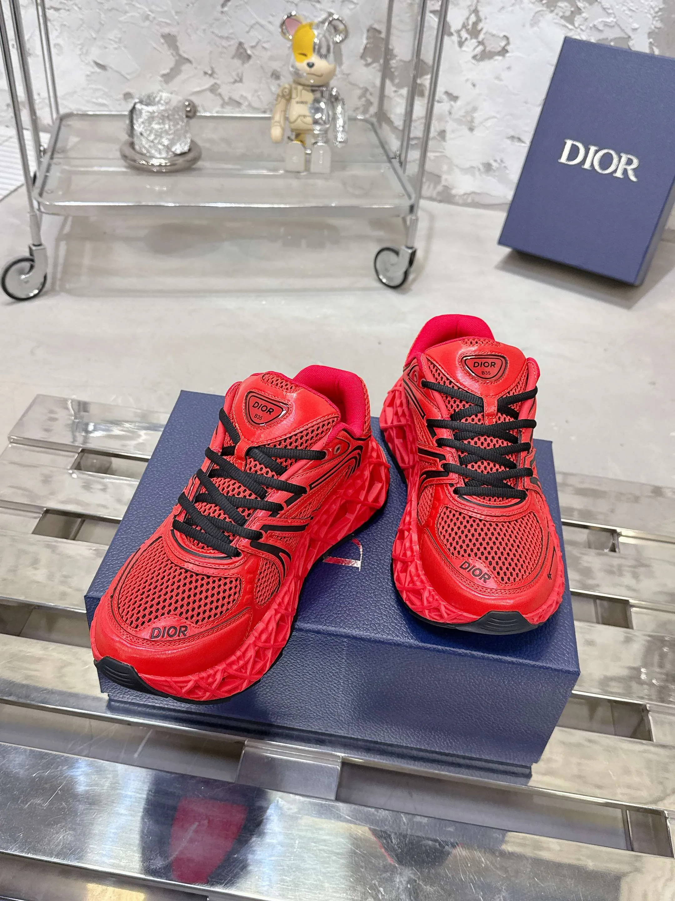 Factory price 780💰 Top version! ! ! Dior (B35) DIOR spring and summer men's wear show, the show was held at the Valle de Grasse School in Paris. Kim Jones drew inspiration from the works of South African artist Hylton Nel. The details of the shoes, clog soles and tribal elements, cleverly blended luxury craftsmanship and practicality, with fresh childishness and bright temperament, creating a new season hot spot. Dior KAWA Dior co-branded casual sports shoes reinterpret running shoes with Dior's high-end style. B35 is made of fine-textured leather and mesh fabric materials. It can be worn in all seasons, is comfortable and breathable, and has multiple lines on the shoe body to outline details. It has a full retro three-dimensional feel and can create a casual look all year round! Fabric: Cowhide/customized cloth material Lining: Imported breathable mesh Outsole: Original molded outsole Size: 39-46 (customized at 45.46)